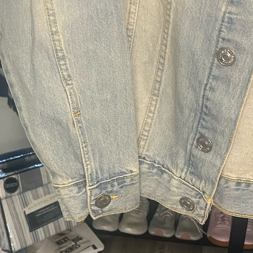 Forever 21 Light Wash Denim Trucker Jean Jacket. NWT. - Picture 4 of 11